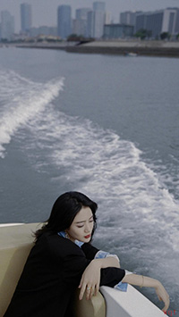 王梓薇黑色小西装气质迷人写真(9)