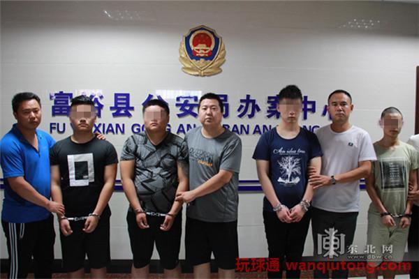 侦查员押解四名犯罪嫌疑人 侦查员押解四名犯罪嫌疑人