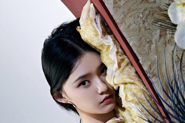 时尚女神林允冷艳妩媚白皙性感迷人写真(9)