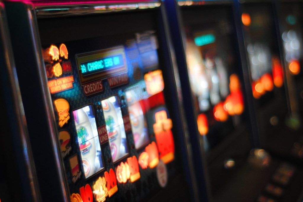 如何玩金色召集老虎机游戏(Gold Rally Slots)？