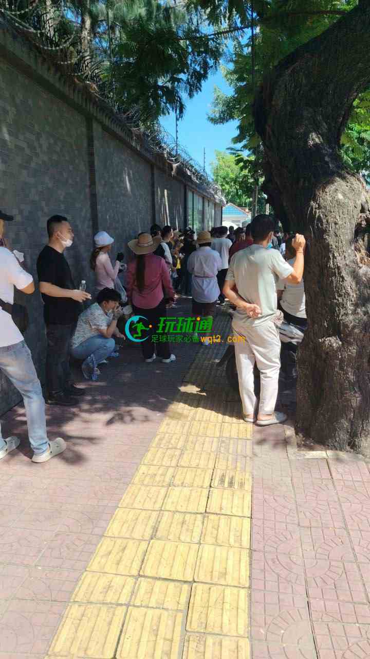 汇旺讨债部队又准时出现在大使馆门口摇旗呐喊了